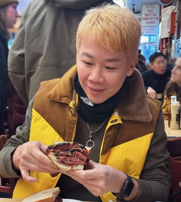 56岁陶喆美国吃汉堡，一头黄毛“姨味”足，这面相好魔幻