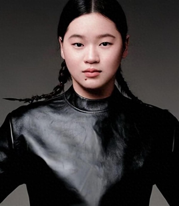 18岁全红婵最新造型曝光，娃娃脸站在一众明星中间，完全不怯场