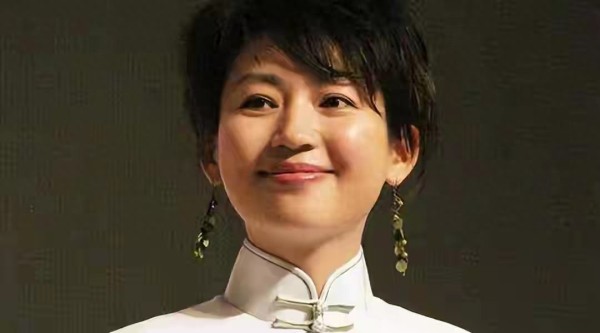 57岁知名央视主持王小丫，与“病魔”抗争多年，如今生活幸福