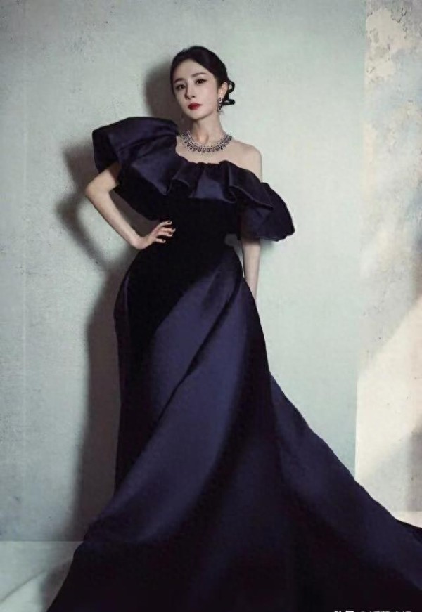 杨幂的反应让人期待。名牌贴错引发公关信任风波