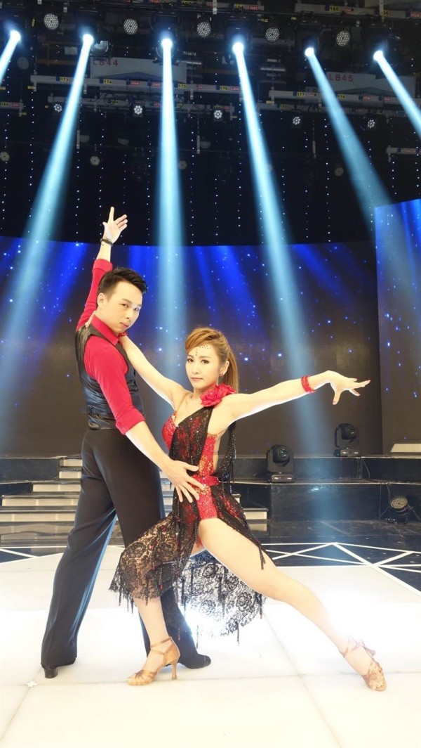 安苡葳（右）和舞蹈老師。（民視）