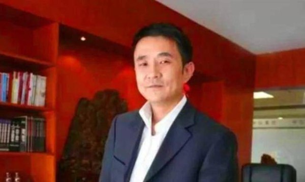 欠下800亿逃往国外，带走一女明星和61亿，父亲去世也不回来