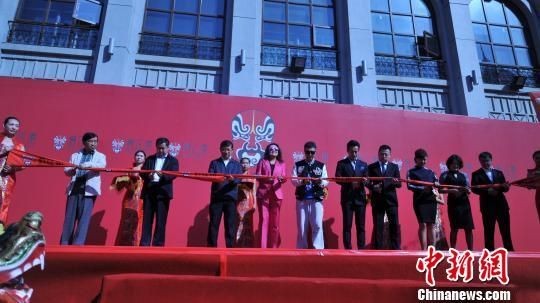 俏江南集团创始人、董事长张兰，合润麟（北京）食品有限公司董事长汪小菲及知名影视明星孙红雷共同为开幕典礼剪彩。 王栋梁 摄