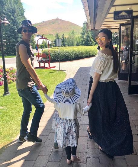 王力宏三胎儿子即将出生，李靓蕾挺巨大孕肚陪女儿游太阳谷！