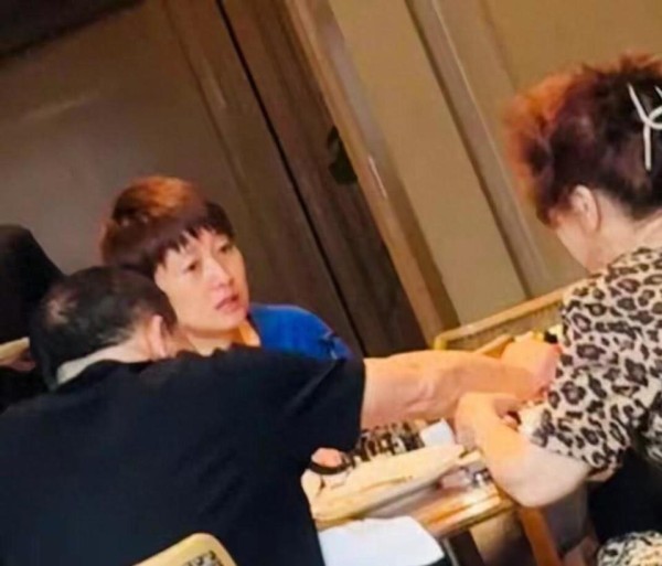 马伊琍与家人一起吃饭，素颜略显憔悴，仍比49岁同龄人看起来年轻