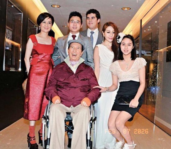 何超欣首次回应与哥哥何猷君关系，自曝有外貌焦虑症进不了娱乐圈