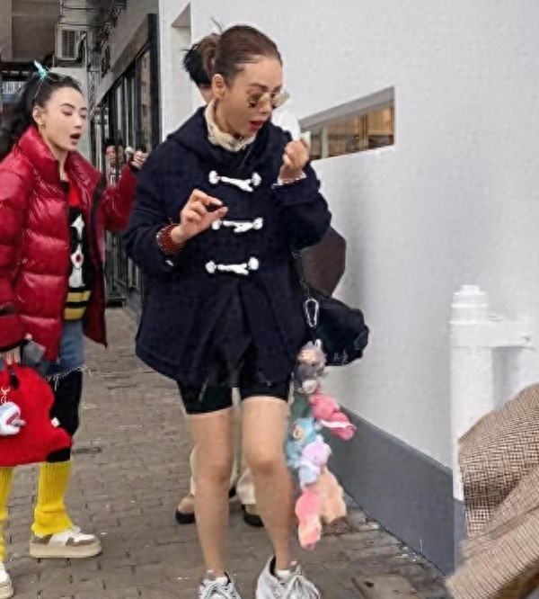 香港街头节目录制：艺人风采与时尚穿搭