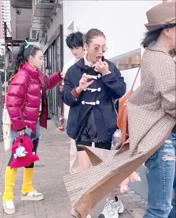明星的真实状态与时尚哲学在香港街头
