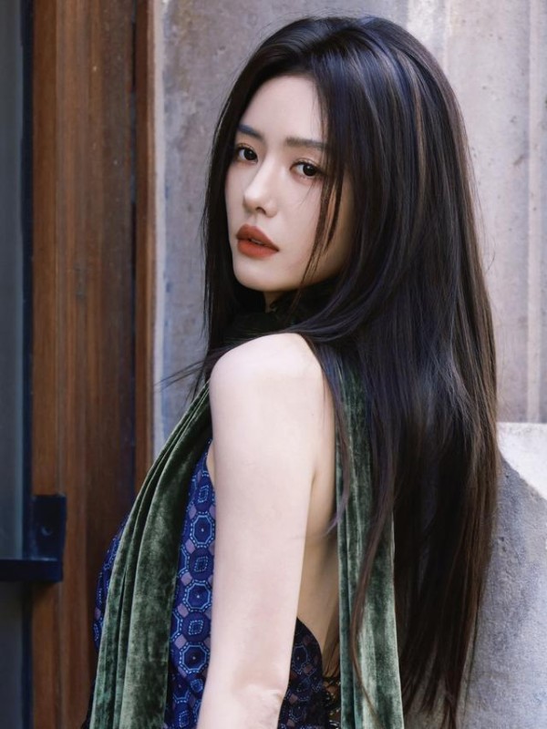 蔡文静巴黎复古丝绒长裙演绎时尚艺术街头大片