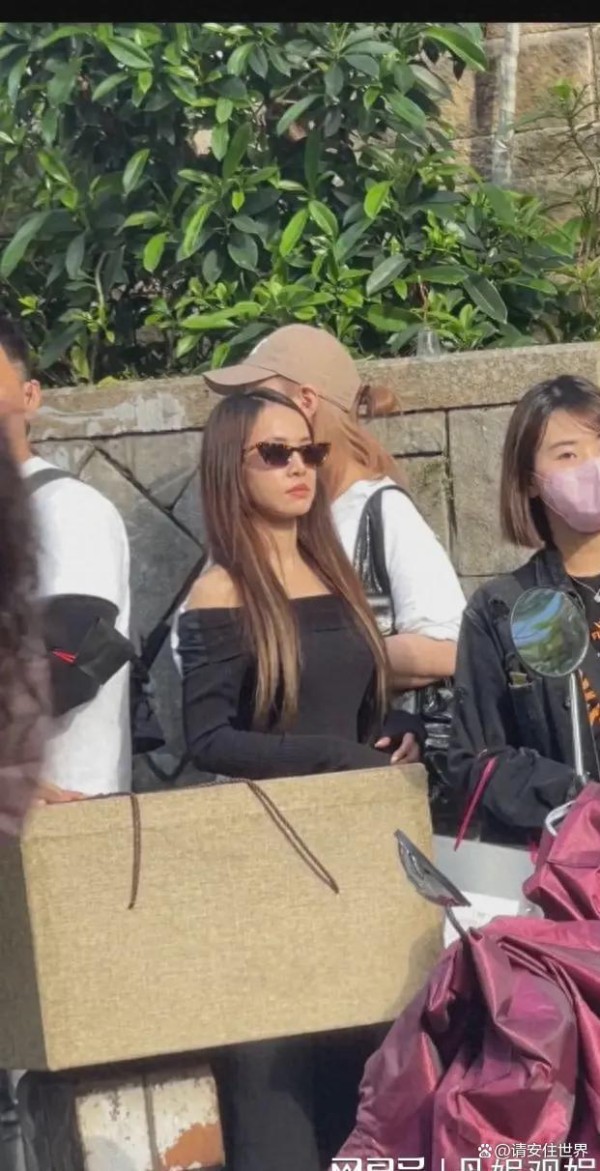 网友街头偶遇蔡依林，打扮时尚身材姣好，近看颜值仍抗打