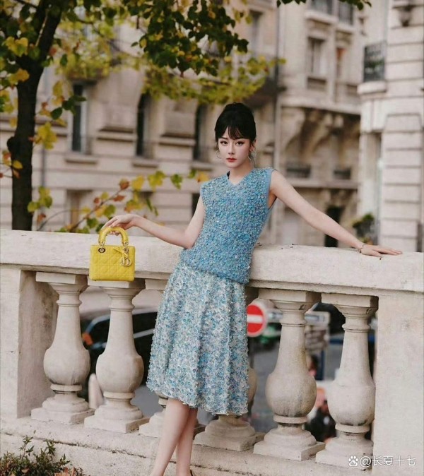 娜扎巴黎街头惊艳亮相，张予曦美得让人心动，王一博随便一站都自带氛围感