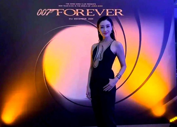 李嘉欣街头风格引发热议：审美与潮流的变迁