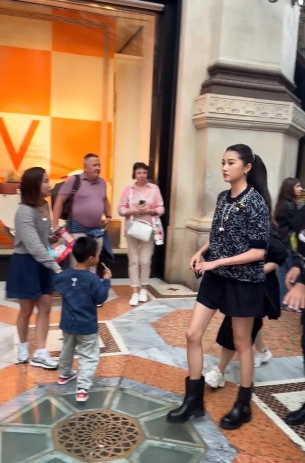 关晓彤现身米兰街头，高马尾造型吸睛，长腿瞩目，妆造引热议