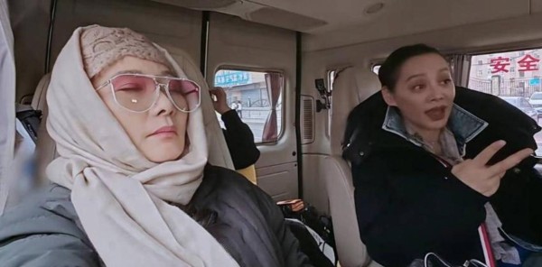 我真的会笑，刚刷到香港街头的明星路透，第一眼看到张柏芝的穿搭竟然让人完全懵圈，黑色造型到底是什么神操作，这打扮是用来吓人的么