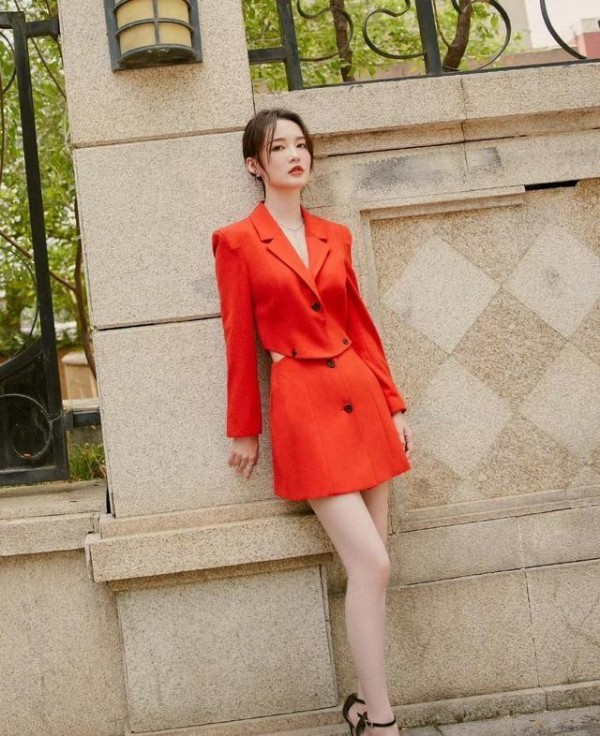 李沁街头艳红造型惊艳亮相 美腿高跟鞋吸睛无数