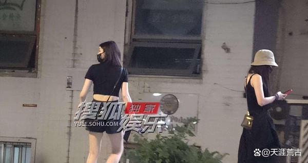 陈妍希街头朋克风造型曝光，这位元气辣妈教你活成自己的“发光体”