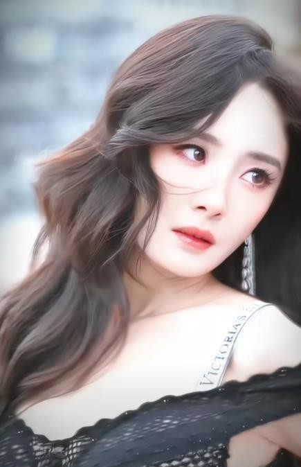 杨幂美国街头生图惊艳，高挑身材穿蕾丝裙引热议