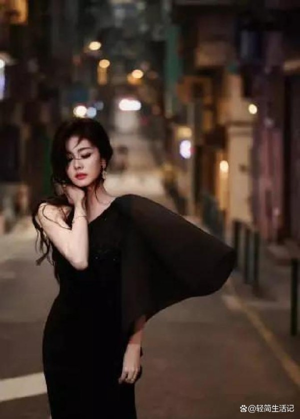 白鹿夜晚街头复古造型，5种优雅姿态却让你羡慕不已？