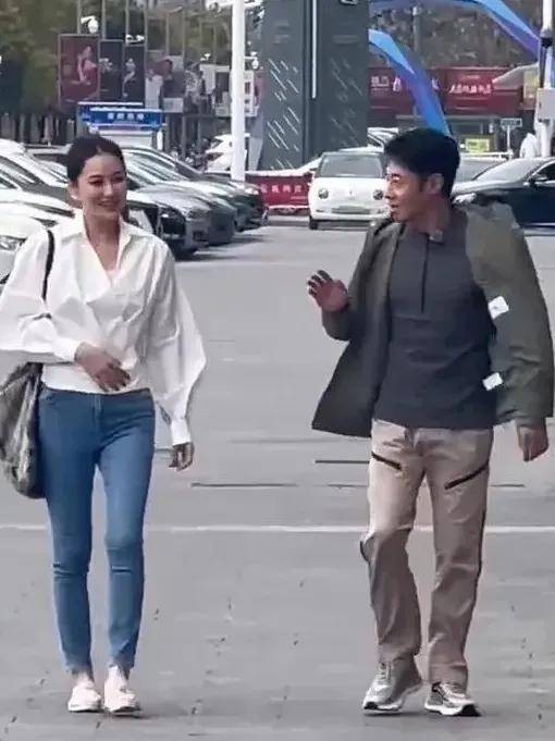 张馨予在街头被拍，穿紧身裤身材壮，走路姿势并不优雅，没修图就是普通人！
