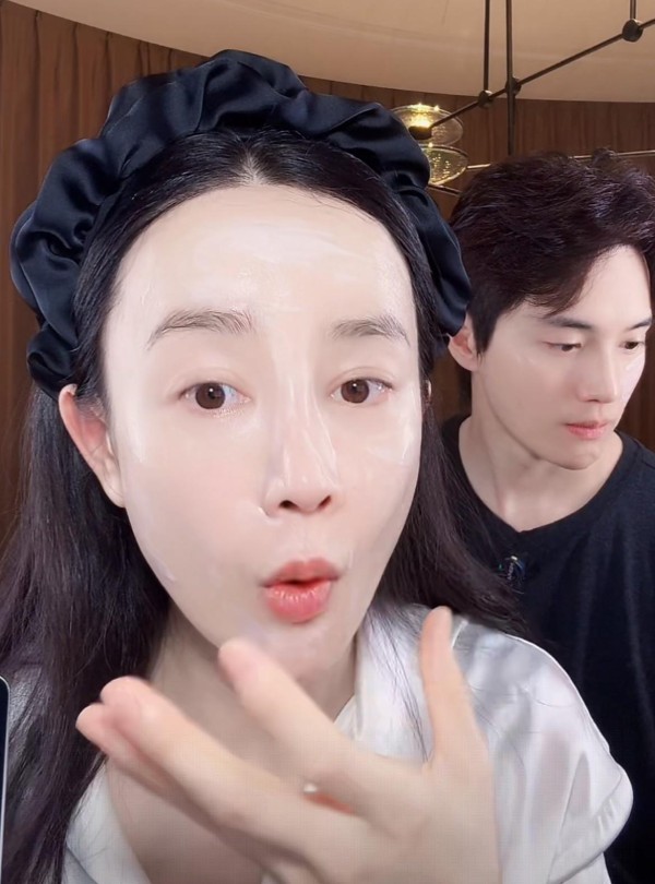 华谊老板娘王晓蓉“降维”带货600万：明星光环褪去后，谁在买单？