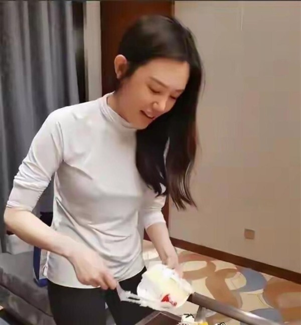 34岁星二代喊退圈，老公是演员母亲是影后，百万粉丝全靠育儿