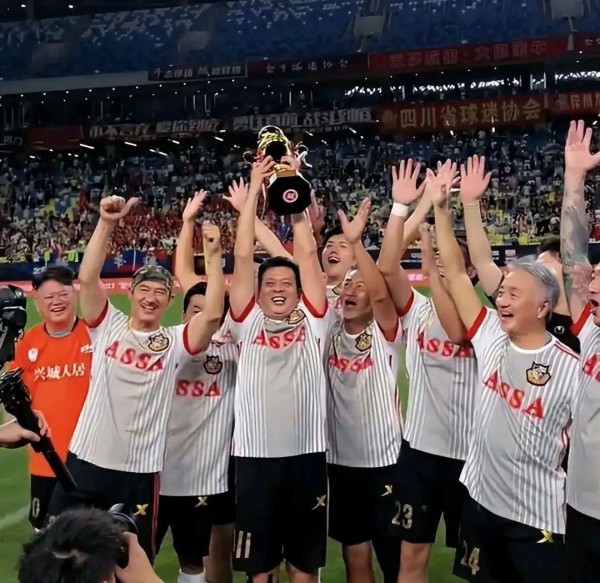 从香港影坛到内地生活：明星们的转型之路