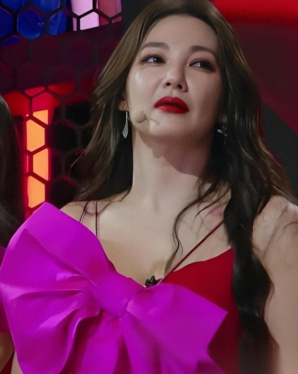 春节临近，娱乐圈四位艺人陷入风波，身份各异争议不断，这场舆论大战谁能全身而退？