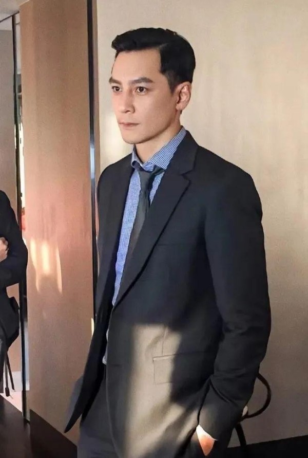 啦啦啦啦：网络上流传着几位男明星被富姐征服的故事，这些故事不仅揭示了娱乐圈内外的多彩人生，也反映了爱情与财富之间的微妙关系。以下是被富姐征服的六位男明星及其近况概览：






孙丞潇，00后演员，与知名女星金莎的恋情一度成为话题中心。尽管两人恋情备受关注，但他们选择保持低调，目前关系稳定，私生活较为神秘。






刘德华，香港四大天王之一，与朱丽倩的爱情故事堪称经典。朱丽倩出身名门，父亲是...