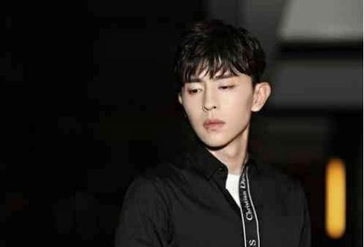 10年前赵薇拉芳广告的背景板，如今成一线巨星，杨幂真是拼命三娘