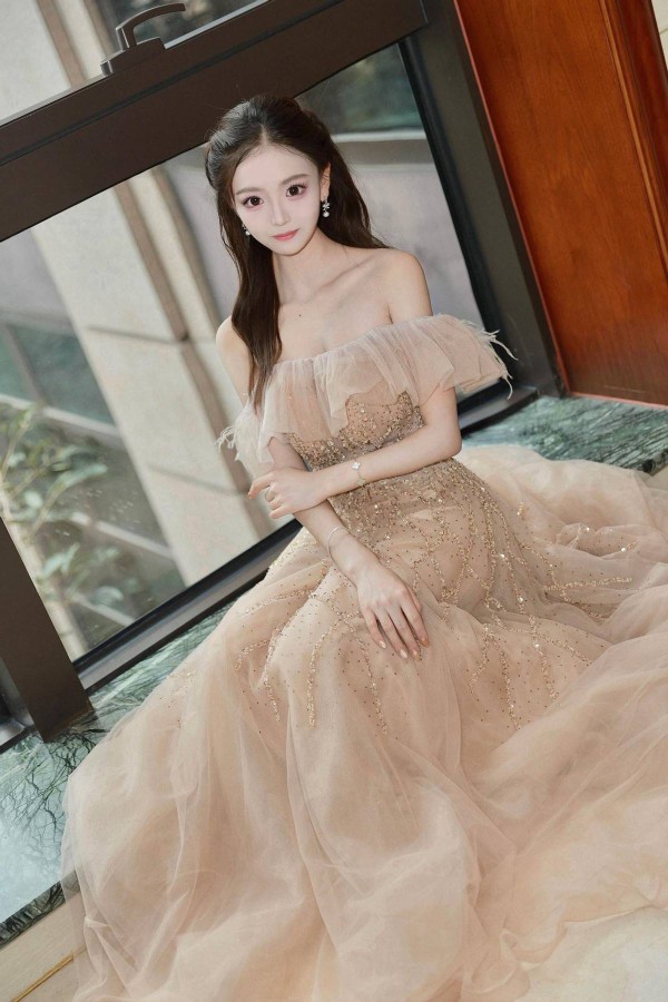 张欣悦经历：这位出生于吉林2004年的新生代艺人，以清纯甜美的形象和出色的演技在娱乐圈崭露头角。因获第三十四届亚洲小姐四川总决赛季军而正式出道。她的演艺经历也特别精彩，18岁时出演第31届世界大学生夏季运动会宣传片，后成为央视大型文旅节目《美丽中华行》外景主持人，节目覆盖全球152个国家和地区，向海内外观众传递中国文旅魅力。2025年、2026年连续两年主持北京广播电视台上星频道春晚。