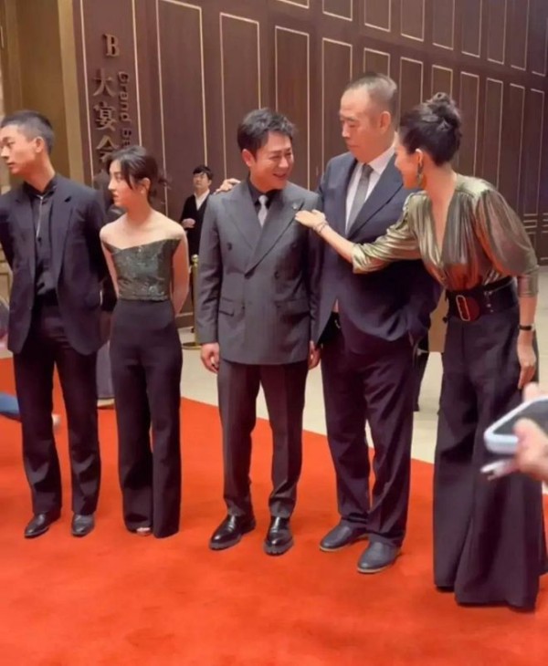 两张照片，足以看出名利圈的世故人情