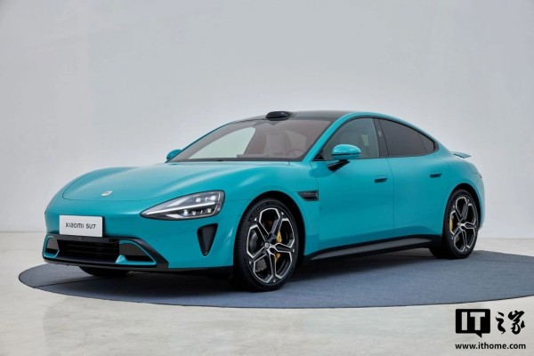 小米SU7 Max的车身正侧视图，展示整车的侧面外观。