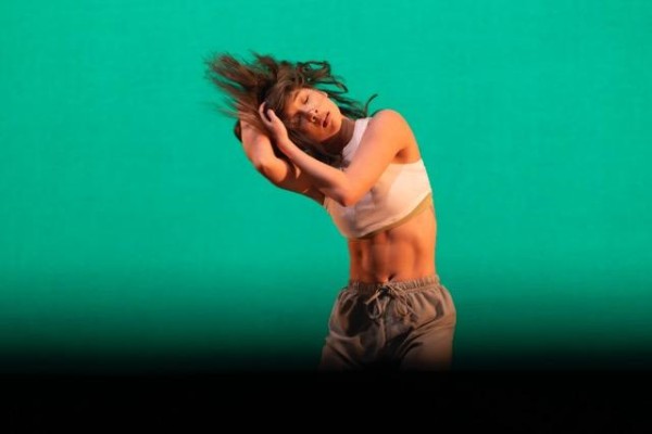 王佳音：华裔舞蹈家在IndyFringe艺术节大放异彩