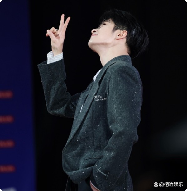 檀健次再次舞动，唐奇进行曲引爆网络，网友直呼太会扭了！