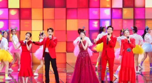 央视春晚造星能力下滑,主持人引发争议,生面孔消失不见