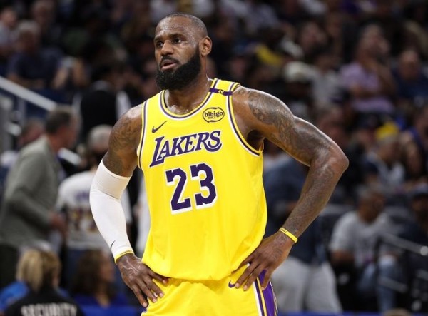 詹姆斯连续21年最佳阵已经是独一档历史第一纪录！