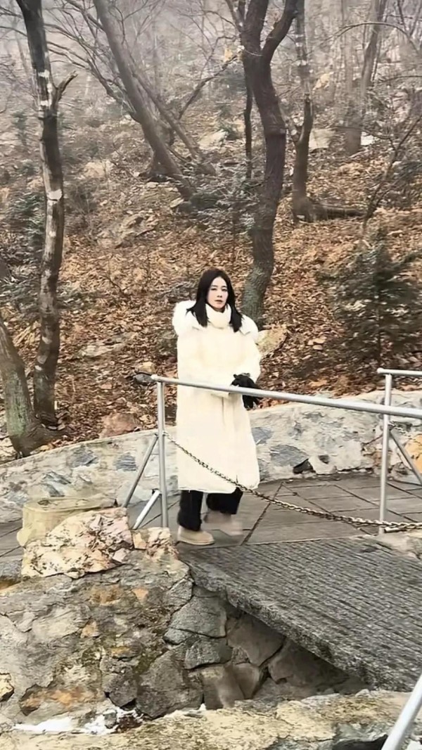 白鹿现身大孤山，穿白色羽绒服素颜好漂亮呀，被说好看后温柔笑笑