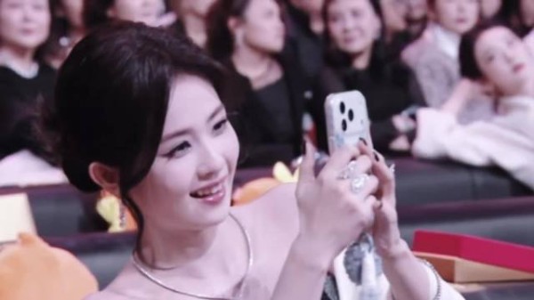 白鹿演我看见熟人上台拿奖，立马掏出手机给他直拍哈哈哈哈！