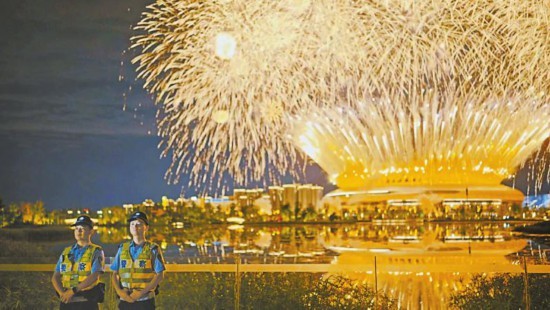 4万观众潮涌瞬退 21人的派出所如何顶住？