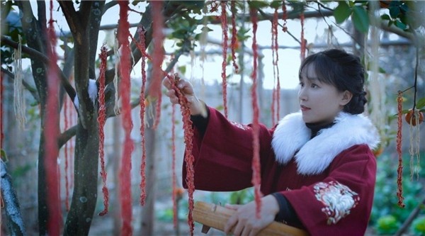 李子柒签约公司后坚持亲自创作视频内容，创作能力是关键