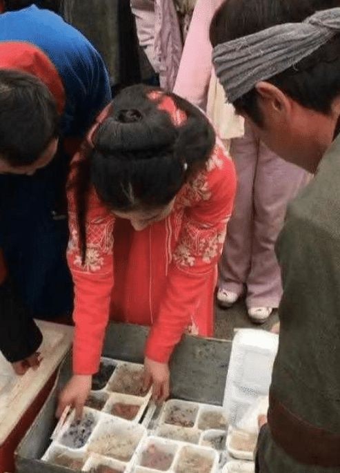 横店盒饭也分“三六九等”？看到群演和明星的盒饭，差距一目了然