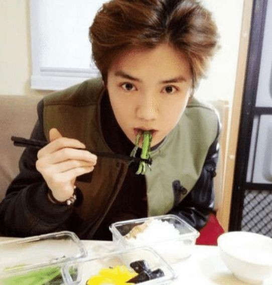 横店盒饭也分“三六九等”？看到群演和明星的盒饭，差距一目了然