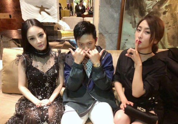 百味娱人：要说娱乐圈明星私生活混乱，真的不想盘点，随便一盘就是一箩筐。

01李小璐PGone夜宿门
想当年，李小璐和贾乃亮是多么的恩爱，一直被誉为模范夫妻，可惜生完孩子后的李小璐，不知道是耐不住寂寞，还是与贾乃亮感情淡了，竟然夜宿PGone的家中，至此身败名裂，再也没出现在演艺圈。

02白百何“一指禅”嫩模
2017年4月，网上突然曝光了白百何与小鲜肉的不雅视频及照片，视频中二人犀利的语言，生...