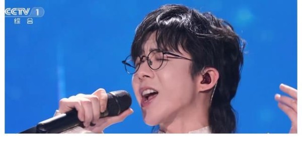 央视元宵晚会出圈，节目制作新颖，主持人诗词开场被认可