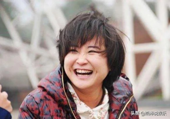 娱乐趣事一箩筐：#明星故事# 每个明星的成名都不是轻而易举的，大家只是看到他光鲜亮丽的一面，却不知道很多明星背后辛酸的成名史。除了少数明星有着非常轻松的成名史之外，大多数明星获得成功的历程还是比较坎坷的。
贾玲现在的名气也是不小了，拜师著名相声演员冯巩门下，大家今天看到的贾玲非常可爱睿智，虽然身材不是很好，颜值也不是很高，但是在娱乐圈能有今天的人缘也是非常不错的。
因为明星也是需要好人缘的，光有演...