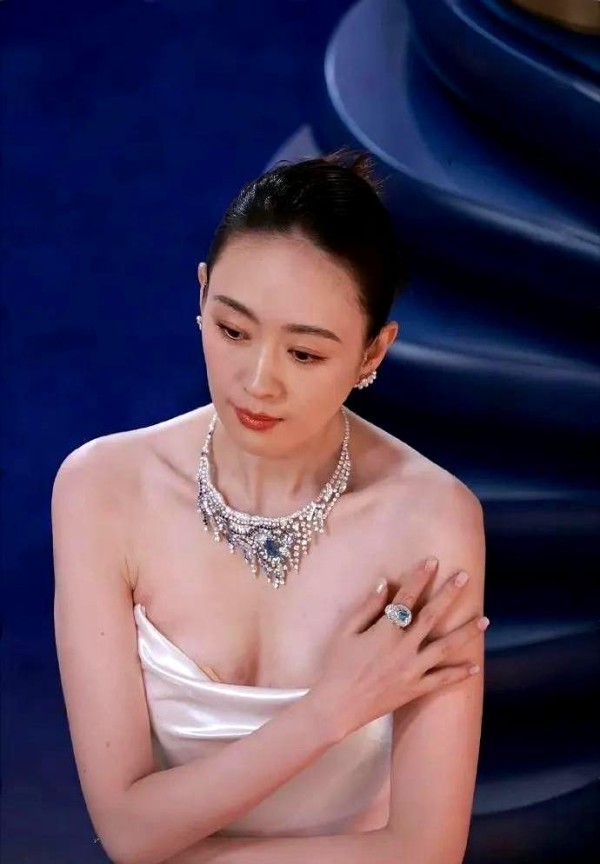 十年磨一剑！揭秘那些在娱乐圈崭露头角的明星背后的辛酸历程