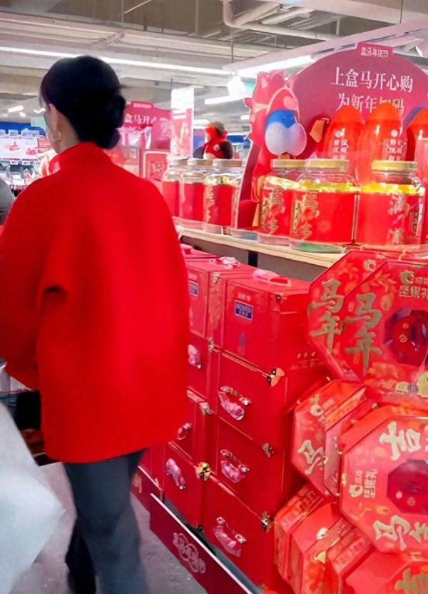 盒马偶遇51岁胡可，穿大红衣裳带金耳坠，身材干瘦侧脸看着好奇怪