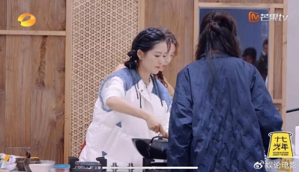 艺人真的太自律，谢娜炒的川菜，只有一样菜很受欢迎