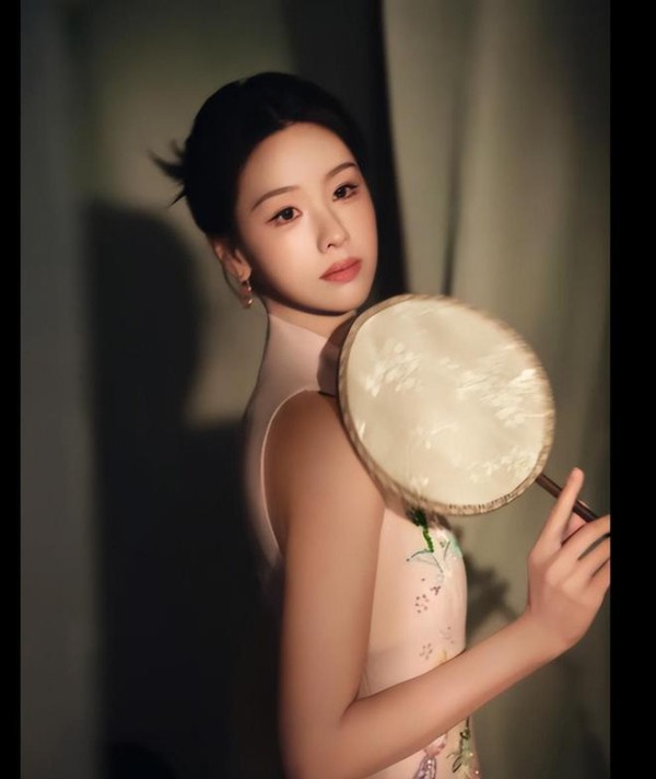 陈都灵粉色刺绣旗袍，颜值和身材在线，变身古典美人！