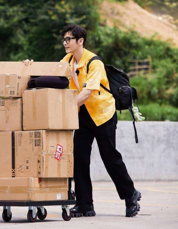 《小城大事》黄晓明土味书记造型引争议，网友：太接地气了